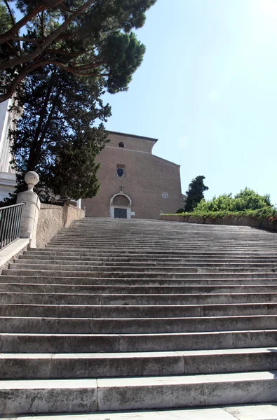 Escada muito longa em Roma com Basílica de Santa Maria em Aracoel — Fotografia de Stock