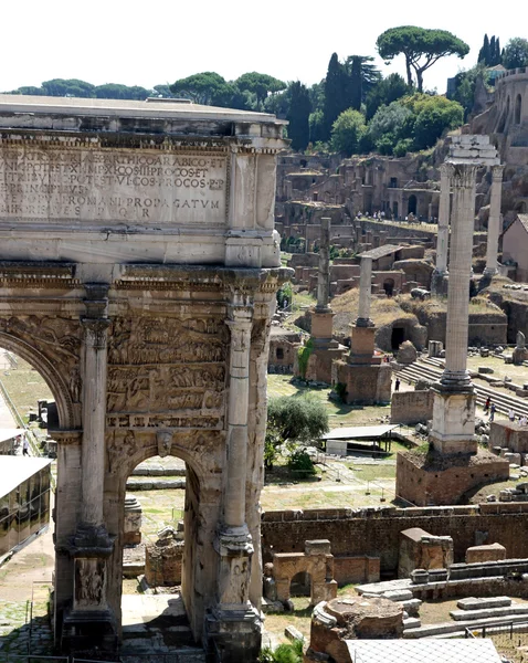 Roma, vista de pájaro del antiguo Fori imperiali con el rem —  Fotos de Stock