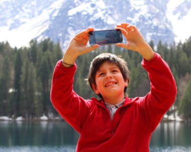 smartphone ile resim yapmaya çalışırken bebek
