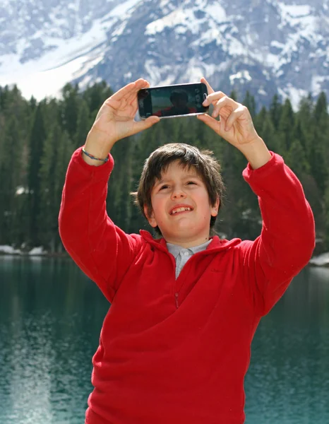 Bambino mentre fa un selfie con smartphone — Foto Stock