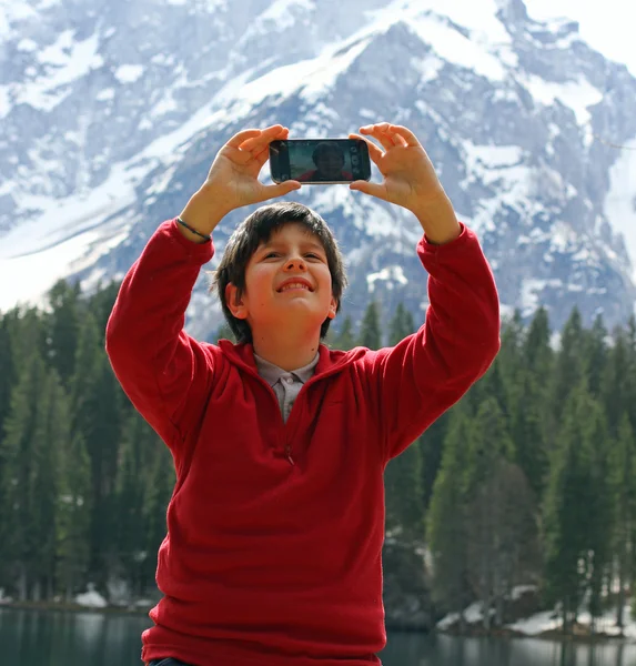 Selfie di un bambino con lo sfondo di dolomità — Foto Stock