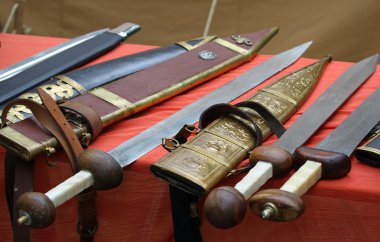 Satılık piyasada Ortaçağ kalıntıları 2 kılıç