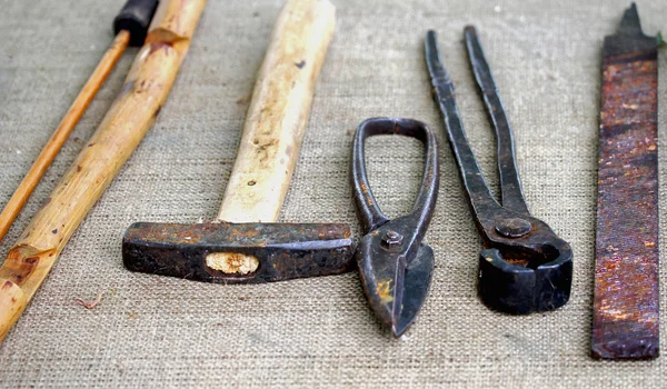 Herramientas antiguas y herramientas más frágiles obsoletas — Foto de Stock