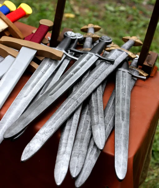 Swords for sale at the market of medieval relics — Stock Photo, Image