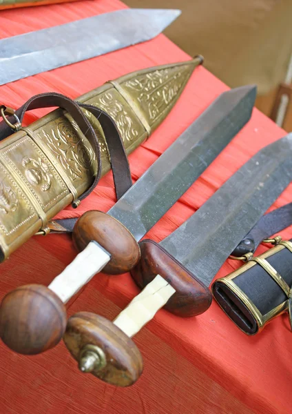 Espadas en el mercado de reliquias medievales —  Fotos de Stock