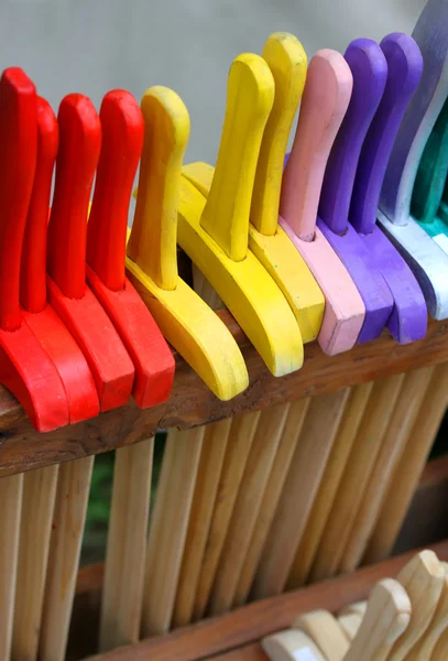 Espadas de brinquedo de madeira para venda para a felicidade das crianças — Fotografia de Stock