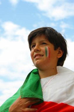 Dünya Kupası futbol maçtan önce boyanmış bayrak ile tatlı çocuk