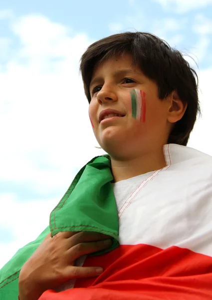 Jongen met geschilderde vlag vóór het WK voetbal match — Stockfoto