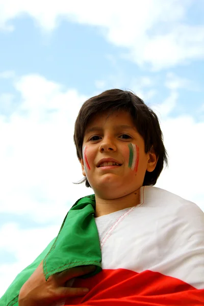 Мальчик с раскрашенным флагом перед футбольным матчем — стоковое фото