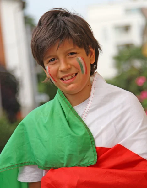 Giovane ragazzo con bandiera prima della partita di calcio — Foto Stock