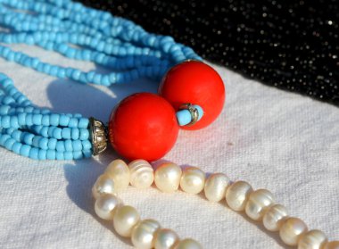 kıymetli vintage tarzı Kolye iki büyük kırmızı boncuklar