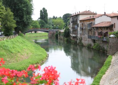 Santa Croce bölgesinin İtalya haçlar Bacchiglione nehir
