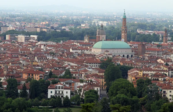 Amplia vista panorámica de la ciudad de Vicenza con la Basílica Pal — Foto de Stock