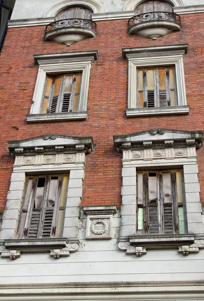 Vieux bâtiment avec balcons et luminaires en bois complètement ruine — Photo