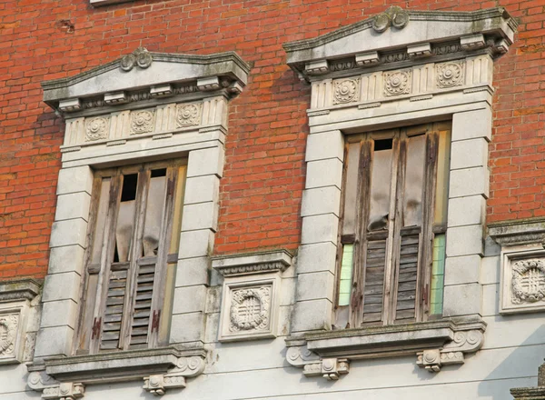 Балконы и деревянные светильники, разрушенные и разрушенные древним — стоковое фото