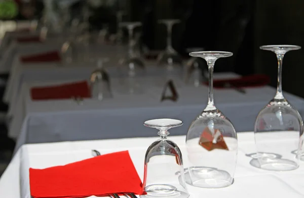 Mesas de restaurante com stemware de cristal — Fotografia de Stock