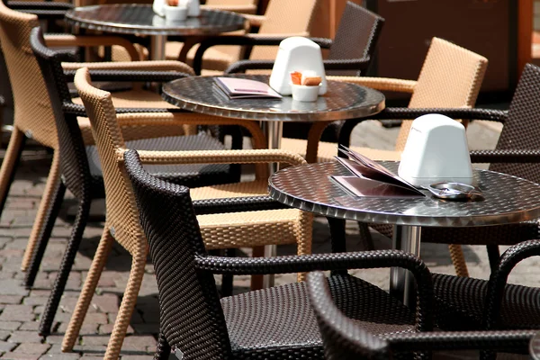 Mesas y sillas para un café al aire libre en una metrópoli europea — Foto de Stock
