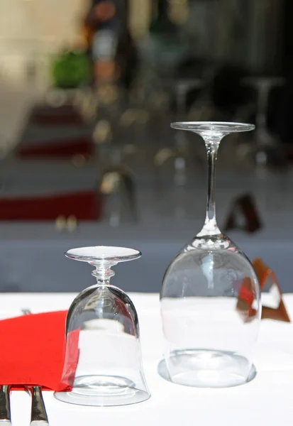 Crystal stemware in an elegant european restaurant — Stock Photo, Image