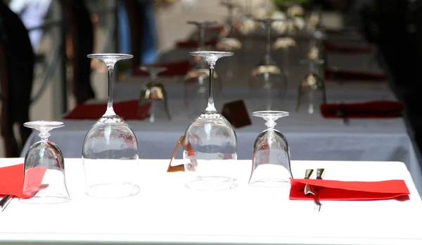 Stemware de cristal em um restaurante exclusivo com assentos ao ar livre — Fotografia de Stock