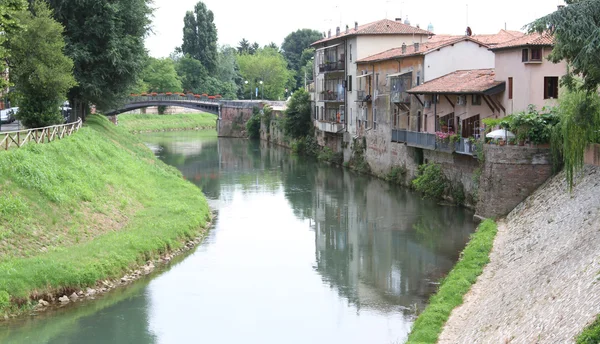 Rzekę Bacchiglione, która przecina w dzielnicy Santa Croce — Zdjęcie stockowe