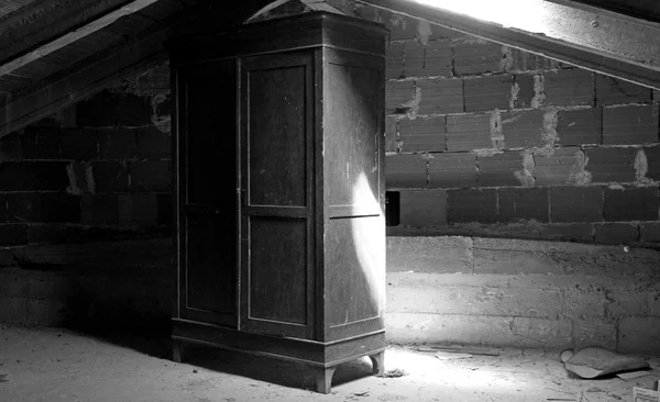 Fa szekrény egy poros padláson egy óvoda — Stock Fotó