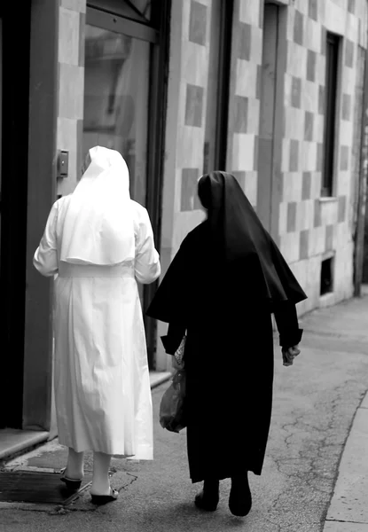 Duas freiras com terno preto e vestido branco andando — Fotografia de Stock