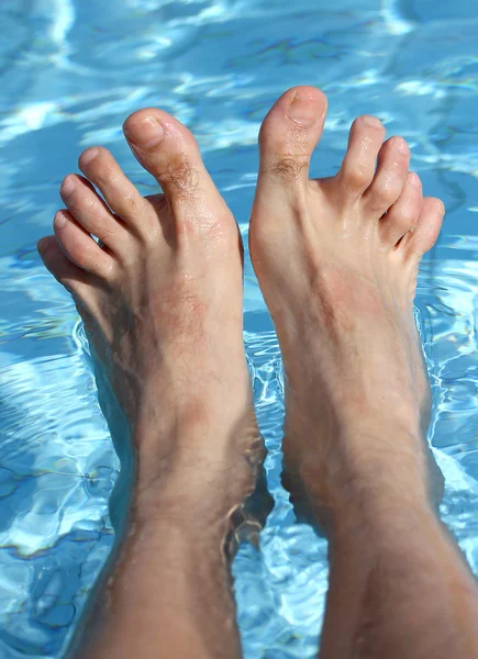 Männerfüße in der Badewanne eines entspannenden Pools — Stockfoto