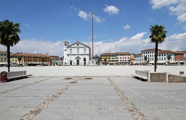 Iglesia en la plaza de la ciudad de PALMANOVA en friuli venezia giulia — Foto de Stock