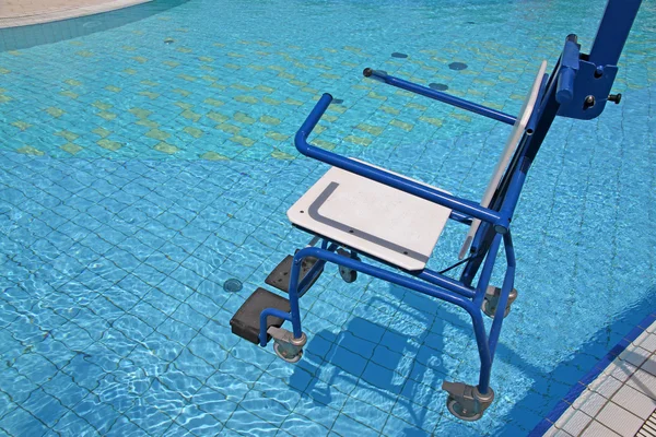 Rollstuhl für Behinderte im Schwimmbad — Stockfoto