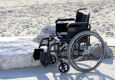 tekerlekli sandalye yaz deniz kumlu plaj