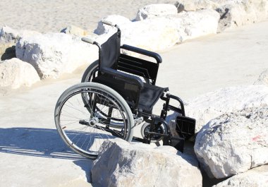 denizin kenarında buzlu tekerlekli sandalye sıkışmış