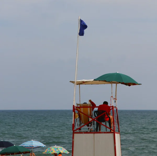 Wieża z ratowników na plaży podczas niepewny morze latem — Zdjęcie stockowe