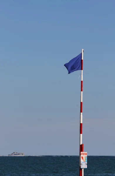 Blå flagg nära havet — Stock fotografie
