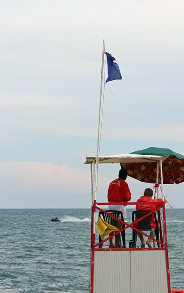 Высотная башня с спасателями для пляжа во время шторма — стоковое фото