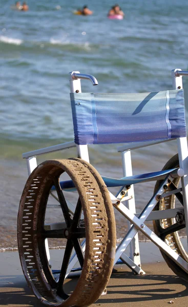 Cadeira de rodas com rodas de aço — Fotografia de Stock
