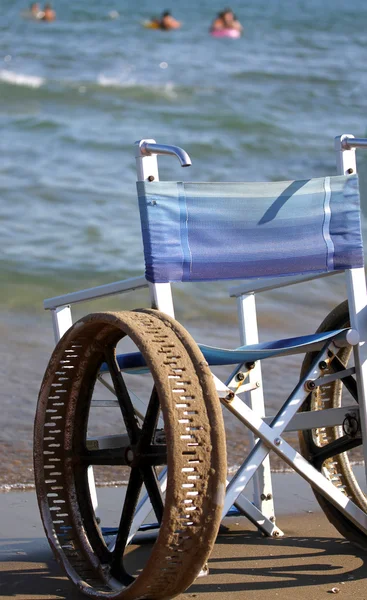 Silla de ruedas con ruedas de acero —  Fotos de Stock