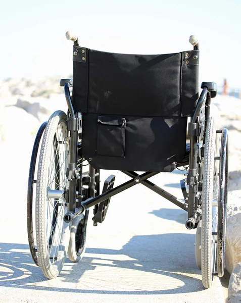 Черный инвалидное кресло сзади с резиновыми колёсами — стоковое фото