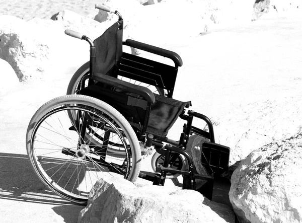 Инвалидное кресло застряло на скалах у моря 1 — стоковое фото