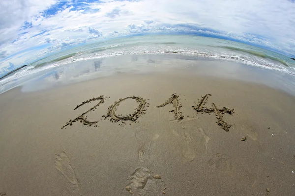 2014 año escrito en la playa del mar — Foto de Stock