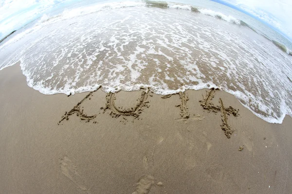 Onda que apaga 2014 ano escrito na praia do mar 3 — Fotografia de Stock