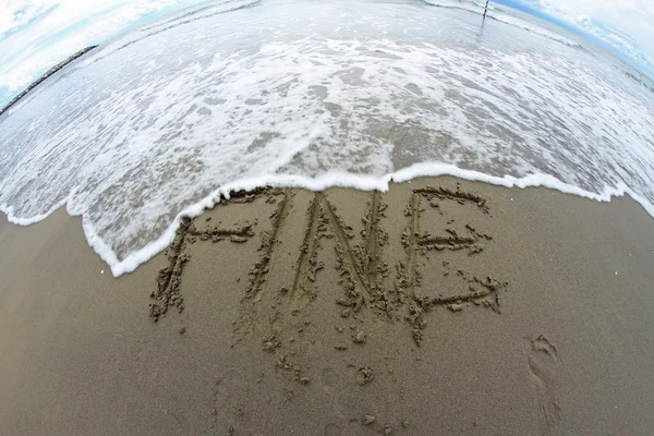 Sea wave that erases FINE END written on Sea Beach 2 — Stock Photo, Image