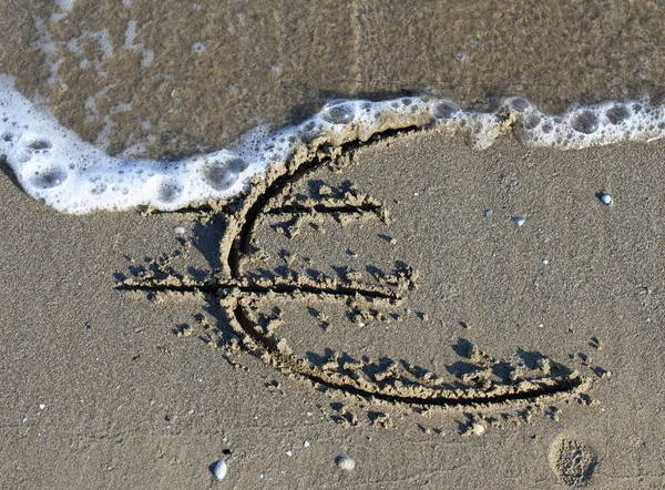 Κύμα καθαρίζει το ευρώ στην παραλία — Φωτογραφία Αρχείου
