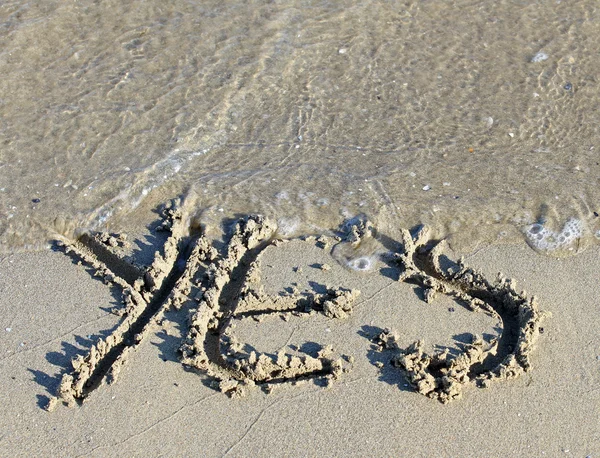 Ola de mar borra la palabra SI grabado en la arena de la playa 1 — Foto de Stock