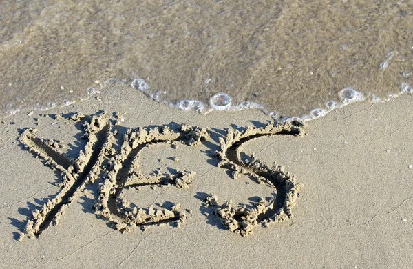 Tengeri hullám törli az igen szót a homok 2 — Stock Fotó