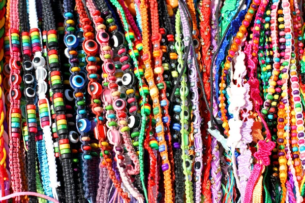 Pulseras étnicas y cordón de perlas para la venta — Foto de Stock