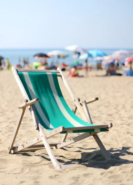 Liege am Strand mit vielen Sonnenschirmen im Sommer — Stockfoto