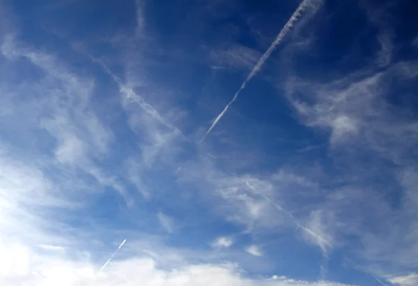 Hoge vliegtuig contrails of Chemtrails in de hemel — Stockfoto