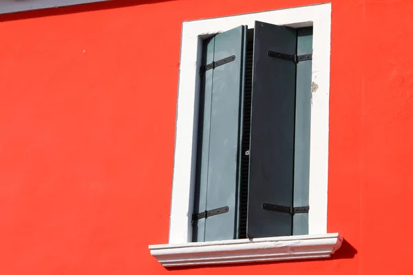 Pared roja de una casa con el balcón verde cerrado — Foto de Stock