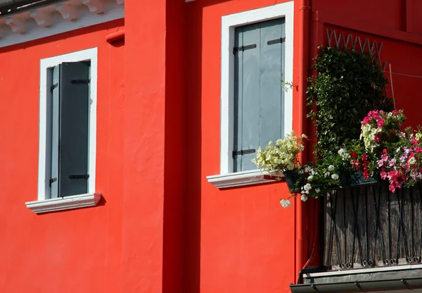 Kırmızı Duvar ile ev Burano adası — Stok fotoğraf