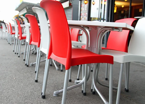 Red and white chairs with tables in an cafe — Stock Photo, Image